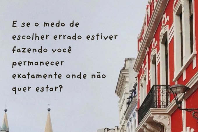 Fachadas históricas do centro de Curitiba sob um céu claro, com a frase: “E se o medo de escolher errado estiver fazendo você permanecer exatamente onde não quer estar?”
